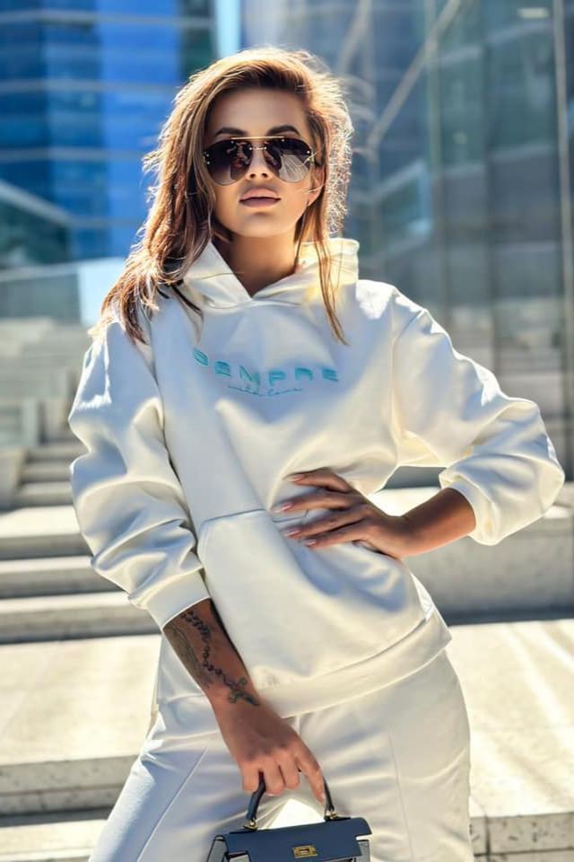 Kényelmes puha ekrü sportos szett türkizkék hímzéssel - Katris