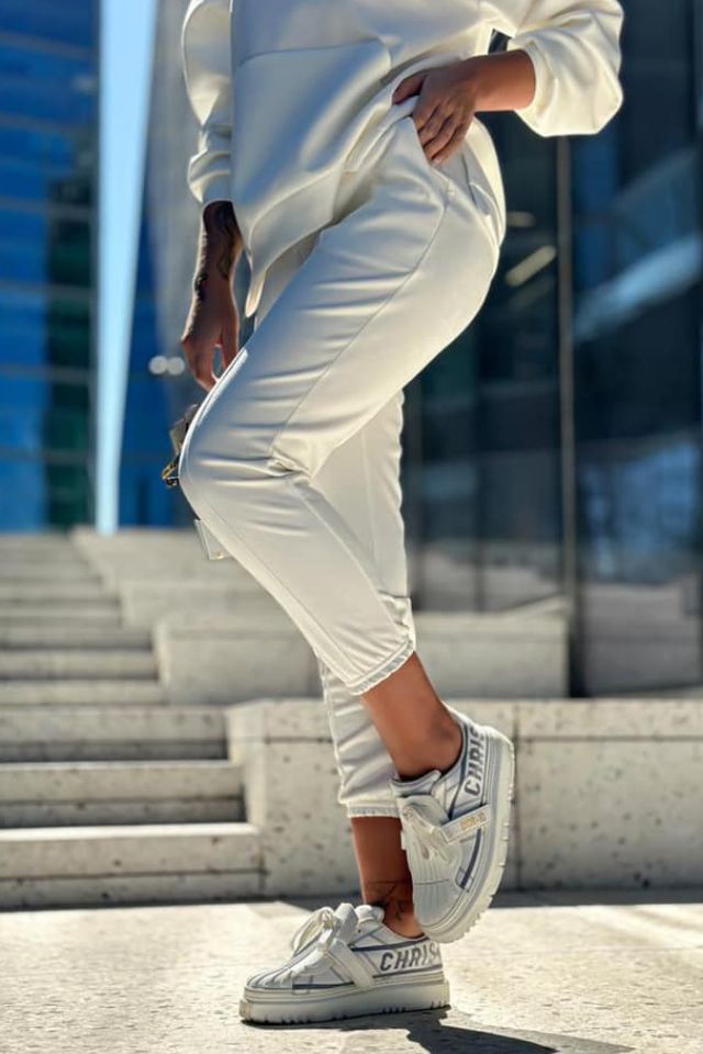 Kényelmes puha ekrü sportos szett türkizkék hímzéssel - Katris