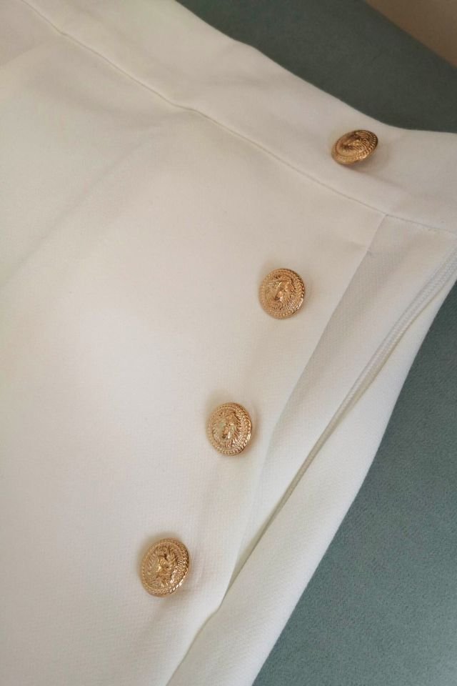 Törtfehér díszgombos női rövidnadrág - Katris